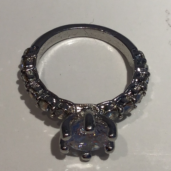 Beautiful silver tone cubic zirconia ring set in silver tone size 6 + box - Picture 4 of 13